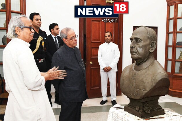 কিন্তু রাষ্ট্রপতির মতো দেশের সবচেয়ে গুরুত্বপূর্ণ এবং ব্যস্ত মানুষের পক্ষে মূর্তির জন্য বেশি সময় দেওয়াটা যে অত্যন্ত কঠিন ৷ সেটা বিলক্ষণ জানতেন নিরঞ্জনবাবু ৷ সেই মতো প্রস্তুতিও নিয়ে গিয়েছিলেন কলকাতা থেকে ৷ রাষ্ট্রপতি শেষপর্যন্ত আধ ঘণ্টা করে পাঁচ দিন সময় দেন শিল্পীকে ৷ ওইটুকু সময়েই যথেষ্ট ছিল অভিজ্ঞ ভাস্করের জন্য ৷ নিরঞ্জনবাবুর কথায়, ‘‘ রাষ্ট্রপতি আমাকে বলেন পাঁচ দিন আধ ঘণ্টা করে সময় দিতে পারব, তাতে হবে তো ? এছাড়া তিনি প্রত্যেক সময়েই যথেষ্ট সহযোগীতা করেছেন ৷ আমাকে জিজ্ঞেস করছিলেন আমার কাজে কোনও অসুবিধা হচ্ছে কী না ৷ কাজটা কী করে ভাল হয়, তার জন্য প্রণববাবু নিজেই অনেক বেশি উদ্যোগী ছিলেন ৷ এদিকে সময় খুব তাড়াতাড়ি কাটছিল, তাই শেষের দিনগুলিতে রাষ্ট্রপতি নিজেই বললেন, দেখুন এতে হবে তো ? আমি বললাম হ্যাঁ সময় তো হয়ে গিয়েছে ৷ ফেরার টিকিটও কাটা হয়ে গিয়েছে ৷ আমার ছাঁচ তৈরির কাজ ওই সময়ের মধ্যেই হয়ে গিয়েছিল ৷ রাষ্ট্রপতি ভবনেও আমি সবার কাছে অত্যন্ত সহযোগীতা পেয়েছি ৷’’ Photo Courtesy : Niranjan Pradhan/ Rashtrapati Bhavan কিন্তু রাষ্ট্রপতির মতো দেশের সবচেয়ে গুরুত্বপূর্ণ এবং ব্যস্ত মানুষের পক্ষে মূর্তির জন্য বেশি সময় দেওয়াটা যে অত্যন্ত কঠিন ৷ সেটা বিলক্ষণ জানতেন নিরঞ্জনবাবু ৷ সেই মতো প্রস্তুতিও নিয়ে গিয়েছিলেন কলকাতা থেকে ৷ রাষ্ট্রপতি শেষপর্যন্ত আধ ঘণ্টা করে পাঁচ দিন সময় দেন শিল্পীকে ৷ ওইটুকু সময়েই যথেষ্ট ছিল অভিজ্ঞ ভাস্করের জন্য ৷ নিরঞ্জনবাবুর কথায়, ‘‘ রাষ্ট্রপতি আমাকে বলেন পাঁচ দিন আধ ঘণ্টা করে সময় দিতে পারব, তাতে হবে তো ? এছাড়া তিনি প্রত্যেক সময়েই যথেষ্ট সহযোগীতা করেছেন ৷ আমাকে জিজ্ঞেস করছিলেন আমার কাজে কোনও অসুবিধা হচ্ছে কী না ৷ কাজটা কী করে ভাল হয়, তার জন্য প্রণববাবু নিজেই অনেক বেশি উদ্যোগী ছিলেন ৷ এদিকে সময় খুব তাড়াতাড়ি কাটছিল, তাই শেষের দিনগুলিতে রাষ্ট্রপতি নিজেই বললেন, দেখুন এতে হবে তো ? আমি বললাম হ্যাঁ সময় তো হয়ে গিয়েছে ৷ ফেরার টিকিটও কাটা হয়ে গিয়েছে ৷ আমার ছাঁচ তৈরির কাজ ওই সময়ের মধ্যেই হয়ে গিয়েছিল ৷ রাষ্ট্রপতি ভবনেও আমি সবার কাছে অত্যন্ত সহযোগীতা পেয়েছি ৷’’ Photo Courtesy : Niranjan Pradhan/ Rashtrapati Bhavan