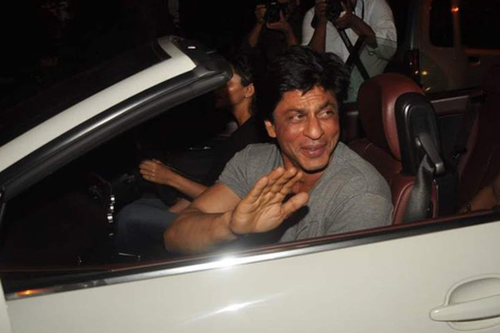 ফোটোগ্রাফারের পায়ের ওপর দিয়ে চলে গেল শাহরুখের গাড়ির চাকা !