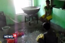 Video: হস্টেলে পড়ুয়াদের হাতে পেনের বদলে হাতা-খুন্তি! Video: হস্টেলে পড়ুয়াদের হাতে পেনের বদলে হাতা-খুন্তি!
