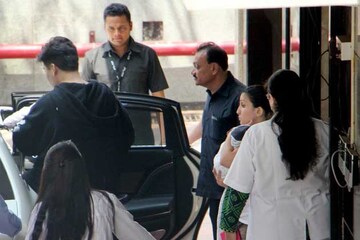 করণের কোলে যমজ সন্তান, বাড়ি চলল যশ-রুহি