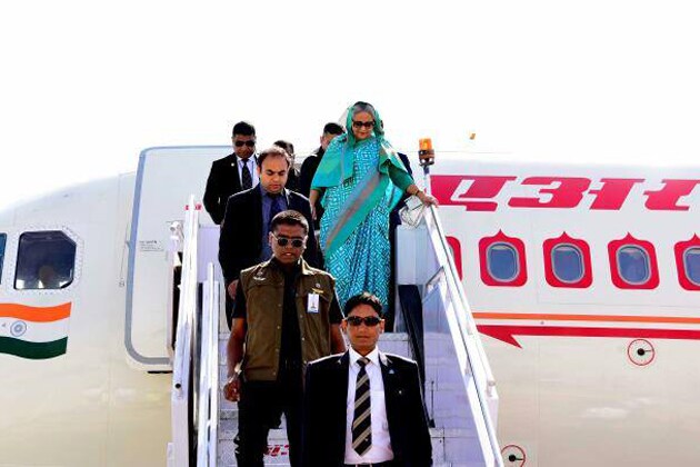 ভারতের সঙ্গে ২২টি চুক্তি ও চারটি মউ সাক্ষরিত হওয়ার পর রবিবার ভারত সফরে শেখ হাসিনা ৷ এদিন সকালে বাংলাদেশ প্রধানমন্ত্রীর বিমান জয়পুরে নামার পর সেখানে পূর্ণ সম্মানে অভ্যর্থনা জানানো হয় শেখ হাসিনাকে ৷ বিমানবন্দরে উপস্থিত ছিলেন নগরোন্নায়ন মন্ত্রী রাজপাল সিং শেখাওয়াত সহ বসুন্ধরা রাজে সরকারের বেশ কিছু মন্ত্রী ৷ ভারতের সঙ্গে ২২টি চুক্তি ও চারটি মউ সাক্ষরিত হওয়ার পর রবিবার ভারত সফরে শেখ হাসিনা ৷ এদিন সকালে বাংলাদেশ প্রধানমন্ত্রীর বিমান জয়পুরে নামার পর সেখানে পূর্ণ সম্মানে অভ্যর্থনা জানানো হয় শেখ হাসিনাকে ৷ বিমানবন্দরে উপস্থিত ছিলেন নগরোন্নায়ন মন্ত্রী রাজপাল সিং শেখাওয়াত সহ বসুন্ধরা রাজে সরকারের বেশ কিছু মন্ত্রী ৷