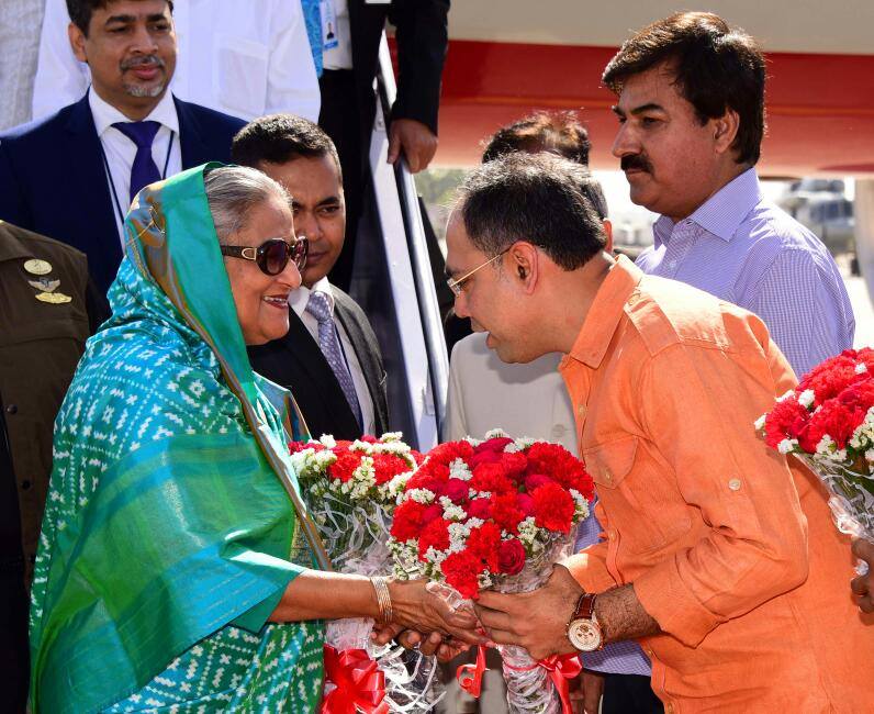 রাজপাল সিং শেখাওয়াত ছাড়াও বিমানবন্দরে হাসিনাকে অভ্যর্থনা জানান, মেয়র অশোক লাহৌটি, মুখ্য সচিব ওপি মীনা, পুলিশ এসপি মনোজ ভট্ট, পিকে গোয়েল, পুলিশ কমিশনার সঞ্জয় অগ্রবাল, জেলা কালেক্টর সিদ্ধার্থ মহাজন সহ প্রমুখ নেতা ৷ রাজপাল সিং শেখাওয়াত ছাড়াও বিমানবন্দরে হাসিনাকে অভ্যর্থনা জানান, মেয়র অশোক লাহৌটি, মুখ্য সচিব ওপি মীনা, পুলিশ এসপি মনোজ ভট্ট, পিকে গোয়েল, পুলিশ কমিশনার সঞ্জয় অগ্রবাল, জেলা কালেক্টর সিদ্ধার্থ মহাজন সহ প্রমুখ নেতা ৷