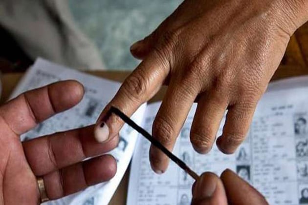 রাজ্যের সব দায়িত্বশীল ভোটারই যাতে ভোট দিতে পারেন, তার জন্যও উদ্যোগী হয়েছে নির্বাচন কমিশন৷করোনা আক্রান্ত কিন্তু কোয়ারেন্টাইনে রয়েছেন, এমন সমস্ত ভোটাররা শেষ দফার ভোটের দিন নিজেদেরবুথেই স্বাস্থ্য আধিকারিকদের নজরদারিতে ভোট দিতে পারবেন৷ এর পাশাপাশি করোনা আক্রান্তদের জন্যপোস্টাল ব্যালটে ভোট দেওয়ার সুযোগও থাকছে৷প্রতীকী ছবি৷ রাজ্যের সব দায়িত্বশীল ভোটারই যাতে ভোট দিতে পারেন, তার জন্যও উদ্যোগী হয়েছে নির্বাচন কমিশন৷করোনা আক্রান্ত কিন্তু কোয়ারেন্টাইনে রয়েছেন, এমন সমস্ত ভোটাররা শেষ দফার ভোটের দিন নিজেদেরবুথেই স্বাস্থ্য আধিকারিকদের নজরদারিতে ভোট দিতে পারবেন৷ এর পাশাপাশি করোনা আক্রান্তদের জন্যপোস্টাল ব্যালটে ভোট দেওয়ার সুযোগও থাকছে৷প্রতীকী ছবি৷