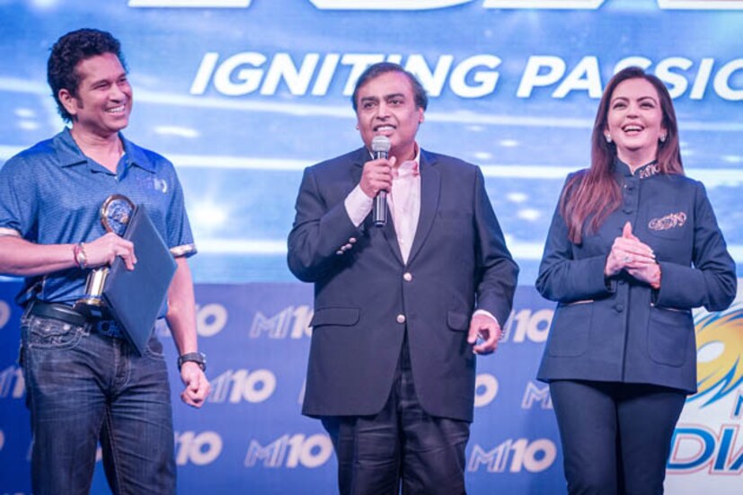 Mumbai Indians – the founding member franchise of Indian Premier League since 2008, celebrated a decade long completion of its cricketing excellence in Mumbai on 10th April. Pegged as ‘MI10’ – Igniting Passion For 10 Years, the Mumbai Indians’ 10 year celebration saw a galaxy of past and present Mumbai Indians cricketers and support staff including current India coach Anil Kumble, Sanath Jayasuriya, Shikhar Dhawan, Harsha Bhogle and former Indian cricketers ie, Sunil Gavaskar, Ajay Jadeja, Abey Kuruvilla arrive at the franchise owners’ residence. Nita Ambani, on the occasion felicitated cricketing legend and Mumbai Indians ‘Icon’ Sachin Tendulkar, Harbhajan Singh and Lasith Malinga for their invaluable contribution to the team over the decade. Mumbai Indians is the only franchise amongst the IPL founding members, which has three members being part of the club since its inception. The trio are known as the ‘Spine’, ‘Sprit’ and the ‘Soul’ in the Mumbai Indians inner-circle.