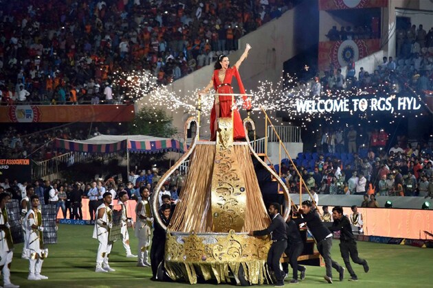 As IPL celebrated its 10th anniversary, the opening act was by Rajinikanth’s 2.0 lead actress, Amy Jackson. The actor danced to Shah Rukh Khan’s Om Shanti Om and Katrina Kaif’s Kaala Chashma but could not woo the crowd. In fact, people were left wondering regarding what happened to the usual Bollywood line-up which performs at IPL openings. Photo: PTI As IPL celebrated its 10th anniversary, the opening act was by Rajinikanth’s 2.0 lead actress, Amy Jackson. The actor danced to Shah Rukh Khan’s Om Shanti Om and Katrina Kaif’s Kaala Chashma but could not woo the crowd. In fact, people were left wondering regarding what happened to the usual Bollywood line-up which performs at IPL openings. Photo: PTI