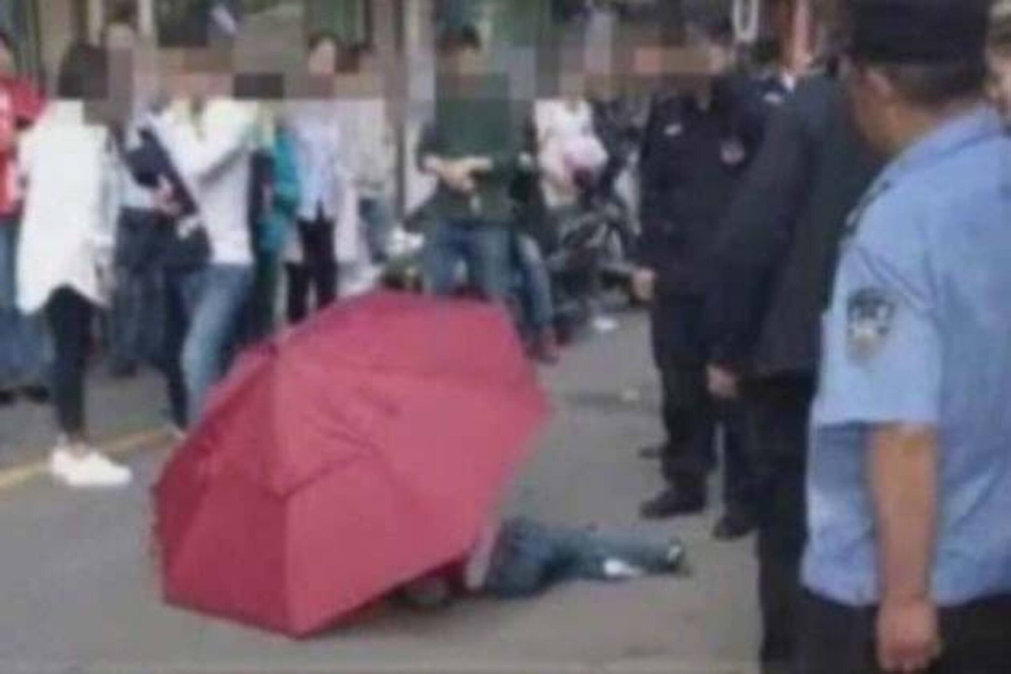 কার্টুনকে নকল, ছাতাকে প্যারাশুট বানিয়ে ১০ তলা থেকে ঝাঁপ মারল শিশু