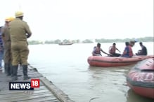 Video: ভদ্রেশ্বরে জোয়ারের জলে ভেঙে যায় জেটি, স্থানীয়দের তৎপরতায় উদ্ধার ২০ যাত্রী Video: ভদ্রেশ্বরে জোয়ারের জলে ভেঙে যায় জেটি, স্থানীয়দের তৎপরতায় উদ্ধার ২০ যাত্রী