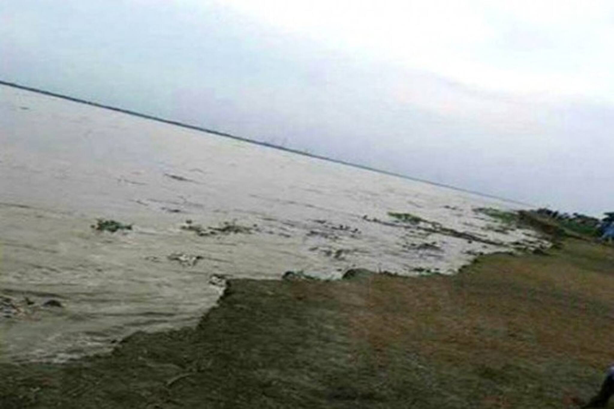 গঙ্গার ভাঙন প্রতিরোধের কাজ শুরু হওয়ার পর নতুন করে ভাঙন ! অসন্তুষ্ট এলাকাবাসী