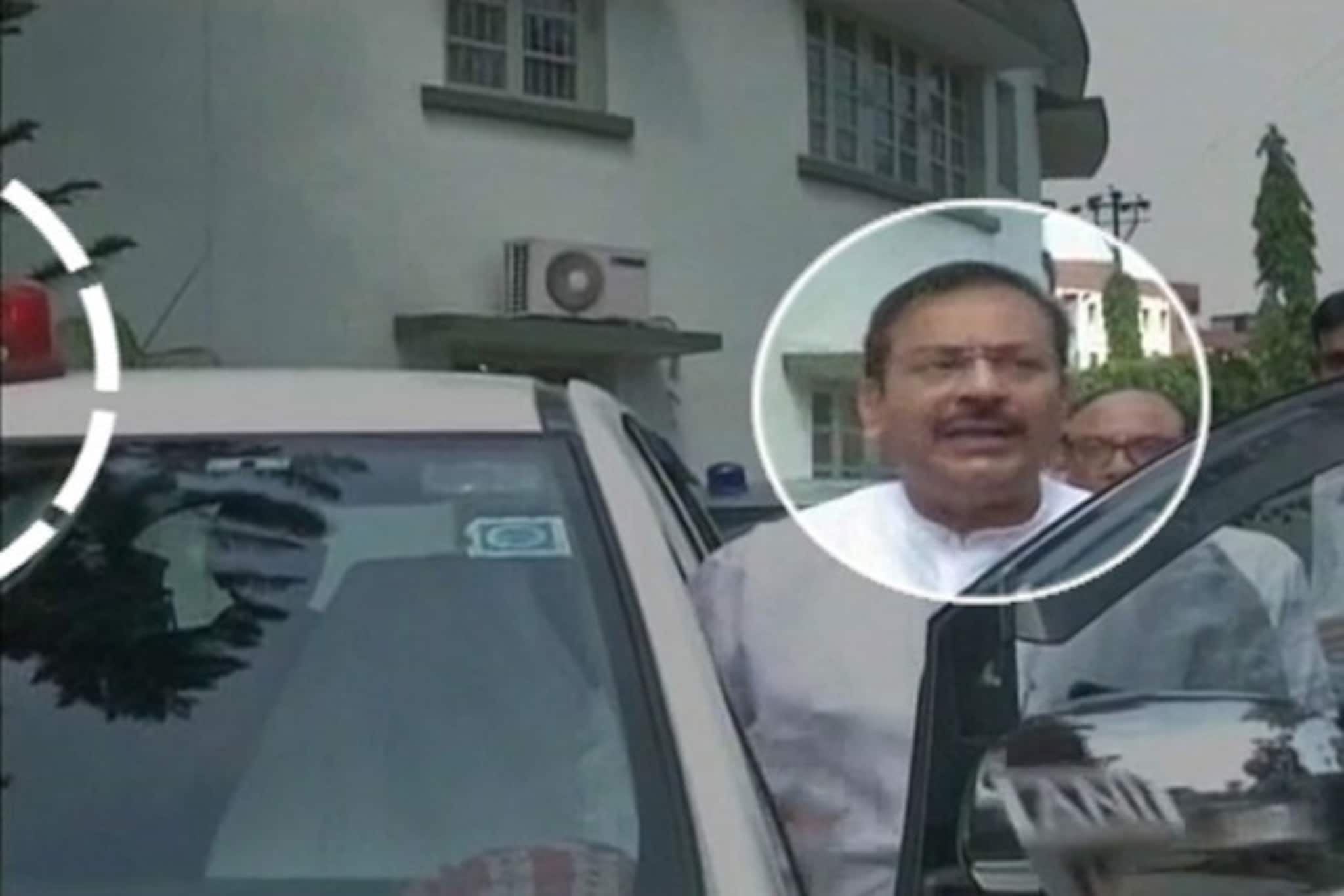 নিষিদ্ধ হওয়ার পরও লালবাতি ব্যবহার করে বিতর্কে তৃণমূল মন্ত্রী