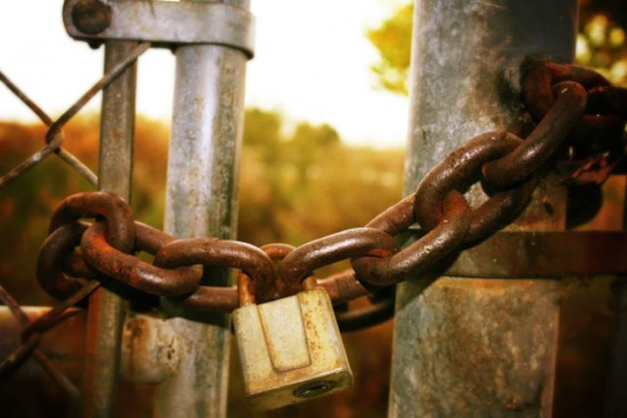 ১০০ দিনের কাজে বকেয়া মেলেনি, তালাবন্দি পঞ্চায়েত কর্মীরা