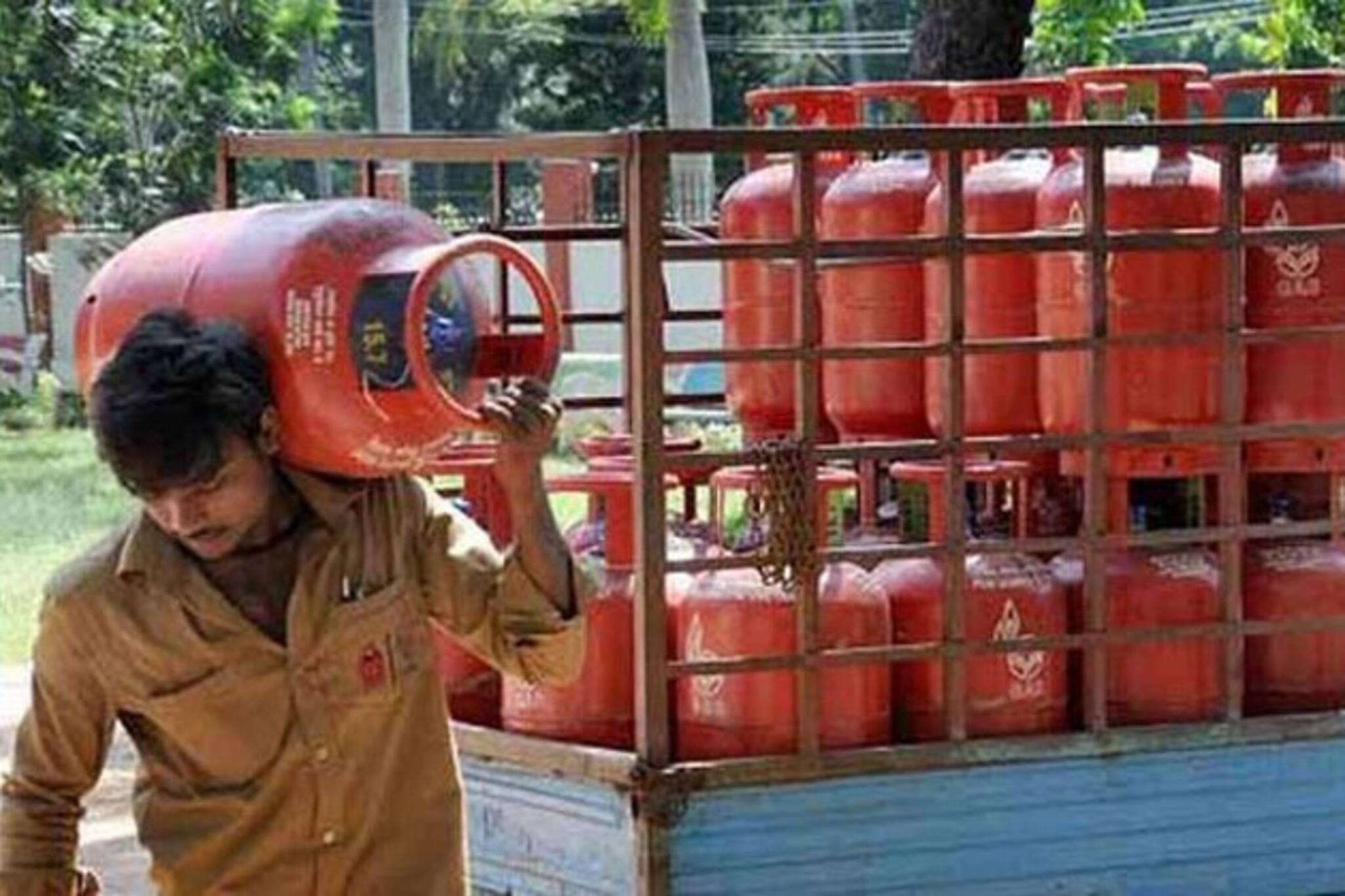 দাম বাড়ল রান্নার গ্যাসের !