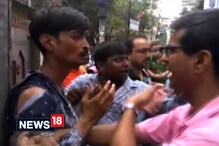 Video: স্কুলের মধ্যেই ছাত্রীর শ্লীলতাহানি, অভিযুক্তকে বেধড়ক মারধর করলেন স্থানীয়রা Video: স্কুলের মধ্যেই ছাত্রীর শ্লীলতাহানি, অভিযুক্তকে বেধড়ক মারধর করলেন স্থানীয়রা