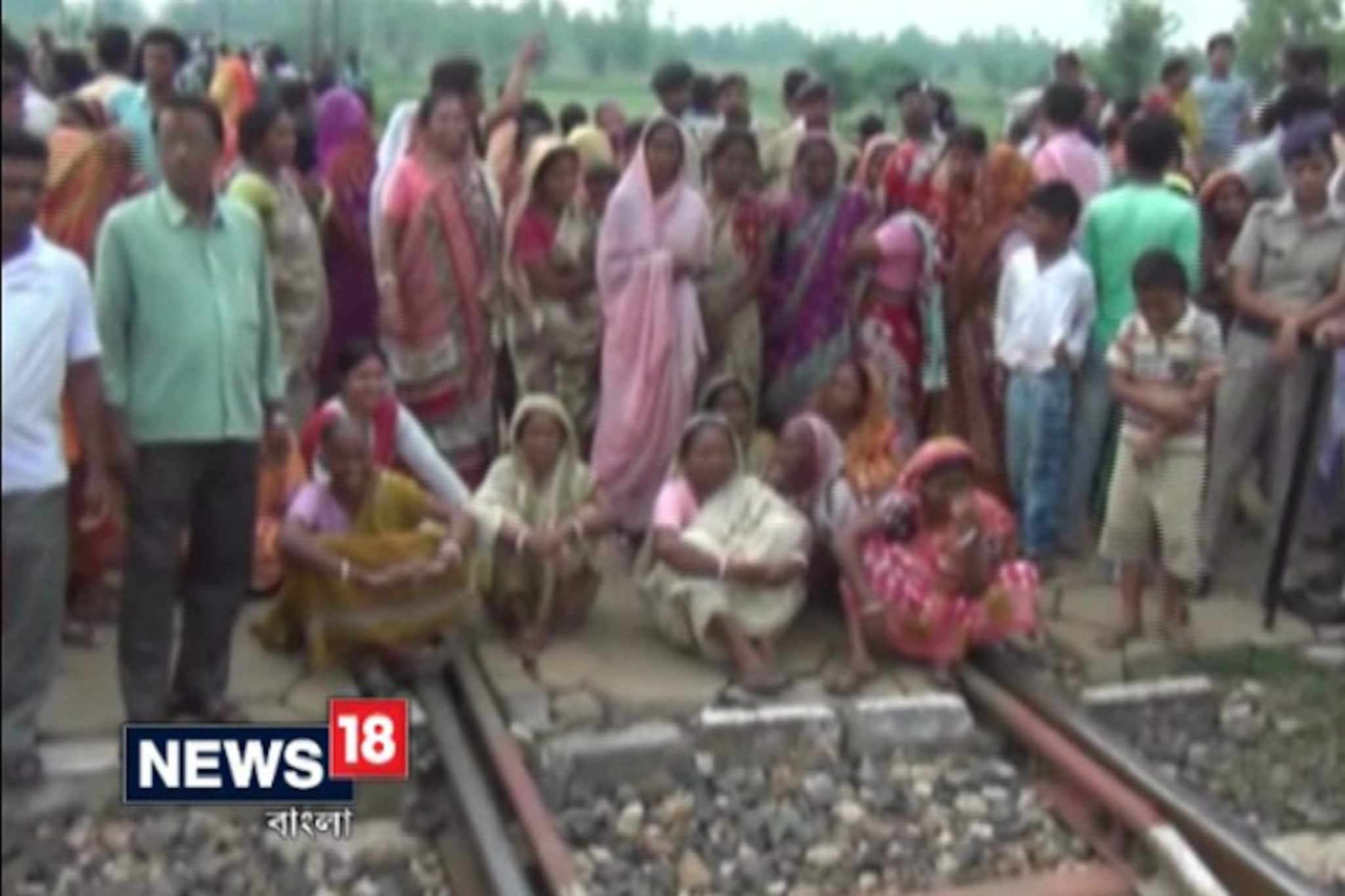 Video: লেভেল ক্রসিং বন্ধের উদ্যোগ রেলের, প্রতিবাদে রেল অবরোধে গ্রামবাসীরা