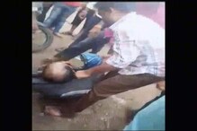 গোমাংস নিয়ে যাওয়ার অভিযোগে রাস্তায় ফেলে মারধর ব্যক্তিকে গোমাংস নিয়ে যাওয়ার অভিযোগে রাস্তায় ফেলে মারধর ব্যক্তিকে