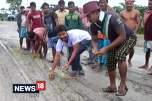 Video: তিনদিনের বৃষ্টিতেই জাতীয় সড়কে গর্ত, ধানের চারা পুঁতে বিক্ষোভ স্থানীয়দের Video: তিনদিনের বৃষ্টিতেই জাতীয় সড়কে গর্ত, ধানের চারা পুঁতে বিক্ষোভ স্থানীয়দের
