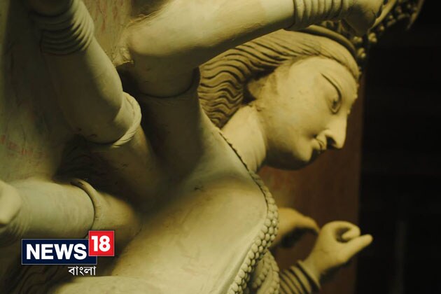 আর মাত্র কটা দিন ৷ গোটা শহর প্রস্তুত মায়ের আগমণে ৷ কুমোরটুলিতে প্রতিমার গায়ে শেষ রঙের পোঁচ ৷ গায়ের গয়নাও তৈরি মাকে সাজানো জন্য ৷ একে একে প্যান্ডেলে যাওয়ার জন্য তৈরি কুমোরটুলির প্রতিমা ৷ Photo courtesy: Kausik Sen আর মাত্র কটা দিন ৷ গোটা শহর প্রস্তুত মায়ের আগমণে ৷ কুমোরটুলিতে প্রতিমার গায়ে শেষ রঙের পোঁচ ৷ গায়ের গয়নাও তৈরি মাকে সাজানো জন্য ৷ একে একে প্যান্ডেলে যাওয়ার জন্য তৈরি কুমোরটুলির প্রতিমা ৷ Photo courtesy: Kausik Sen