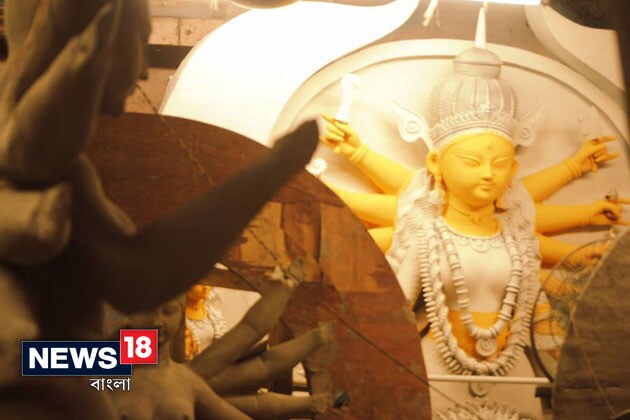 কোনটা হলুন, কোনটা সাদা ৷ কোনও প্রতিমায় আবার সাবেকি সাজ ৷ বছর যায়, বছর আসে ৷ প্রত্যেক বছরই প্রায় একইরকম ব্যস্ততা কুমোরটুলিতে ৷ রথের দিন থেকেই মাটি নিয়ে প্রতিমা তৈরি শুরু ৷ খড় বেঁধে কাঠামো ৷ আর মহালয়া আসার আগে, ধীরে ধীরে সাজিয়ে তোলা মাতৃরূপ ! Photo courtesy: Kausik Sen কোনটা হলুন, কোনটা সাদা ৷ কোনও প্রতিমায় আবার সাবেকি সাজ ৷ বছর যায়, বছর আসে ৷ প্রত্যেক বছরই প্রায় একইরকম ব্যস্ততা কুমোরটুলিতে ৷ রথের দিন থেকেই মাটি নিয়ে প্রতিমা তৈরি শুরু ৷ খড় বেঁধে কাঠামো ৷ আর মহালয়া আসার আগে, ধীরে ধীরে সাজিয়ে তোলা মাতৃরূপ ! Photo courtesy: Kausik Sen