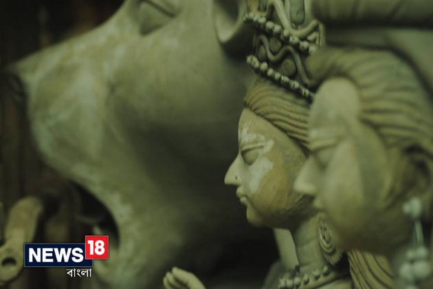 কোনটা হলুন, কোনটা সাদা ৷ কোনও প্রতিমায় আবার সাবেকি সাজ ৷ বছর যায়, বছর আসে ৷ প্রত্যেক বছরই প্রায় একইরকম ব্যস্ততা কুমোরটুলিতে ৷ রথের দিন থেকেই মাটি নিয়ে প্রতিমা তৈরি শুরু ৷ খড় বেঁধে কাঠামো ৷ আর মহালয়া আসার আগে, ধীরে ধীরে সাজিয়ে তোলা মাতৃরূপ ! Photo courtesy: Kausik Sen কোনটা হলুন, কোনটা সাদা ৷ কোনও প্রতিমায় আবার সাবেকি সাজ ৷ বছর যায়, বছর আসে ৷ প্রত্যেক বছরই প্রায় একইরকম ব্যস্ততা কুমোরটুলিতে ৷ রথের দিন থেকেই মাটি নিয়ে প্রতিমা তৈরি শুরু ৷ খড় বেঁধে কাঠামো ৷ আর মহালয়া আসার আগে, ধীরে ধীরে সাজিয়ে তোলা মাতৃরূপ ! Photo courtesy: Kausik Sen