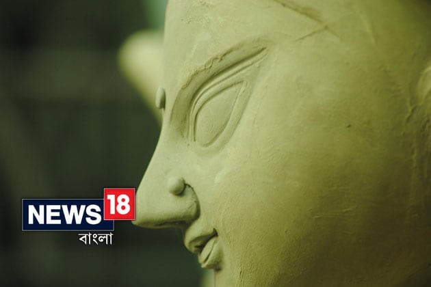 আর মাত্র কটা দিন ৷ গোটা শহর প্রস্তুত মায়ের আগমণে ৷ কুমোরটুলিতে প্রতিমার গায়ে শেষ রঙের পোঁচ ৷ গায়ের গয়নাও তৈরি মাকে সাজানো জন্য ৷ একে একে প্যান্ডেলে যাওয়ার জন্য তৈরি কুমোরটুলির প্রতিমা ৷ Photo courtesy: Kausik Sen আর মাত্র কটা দিন ৷ গোটা শহর প্রস্তুত মায়ের আগমণে ৷ কুমোরটুলিতে প্রতিমার গায়ে শেষ রঙের পোঁচ ৷ গায়ের গয়নাও তৈরি মাকে সাজানো জন্য ৷ একে একে প্যান্ডেলে যাওয়ার জন্য তৈরি কুমোরটুলির প্রতিমা ৷ Photo courtesy: Kausik Sen