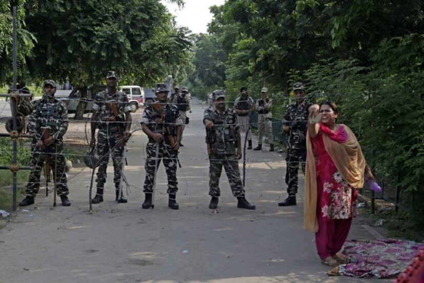 আদালতের সামনে বিক্ষোভ দেখাচ্ছেন গুরমিত রাম রহিমের এক সমর্থক ৷ Photo: PTI 