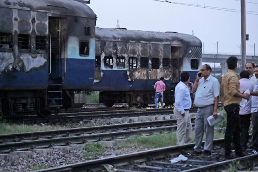 উত্তরপ্রদেশের গাজিয়াবাদে, রাজধানী দিল্লিতে পুড়ল বাস-ট্রেন। প্রাণ গেল ৩০জনেরও বেশি ডেরা সমর্থকের ৷ Photo: PTI