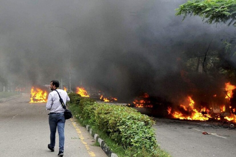 অসহায় সাংবাদিক ! Photo: PTI