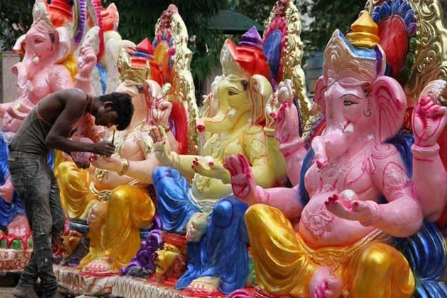 দুর্গাপুজো প্রধানত বাঙালির উত্সব, বাংলার বাইরে বা বিদেশেও তা-ই। কিন্তু গণেশ চতুর্থীর প্রচলন কেবল মহারাষ্ট্রে নয়, গোটা দাক্ষিণাত্য জুড়ে। অন্ধ্রপ্রদেশ, তেলঙ্গানা, কর্নাটক এবং গোয়ায় এই উত্সব পালিত হয়, এ ছাড়া তামিলনাড়ুতে এর নাম পিলায়ার, কেরলে লম্বুধারা পিরানালু। দুর্গাপুজো প্রধানত বাঙালির উত্সব, বাংলার বাইরে বা বিদেশেও তা-ই। কিন্তু গণেশ চতুর্থীর প্রচলন কেবল মহারাষ্ট্রে নয়, গোটা দাক্ষিণাত্য জুড়ে। অন্ধ্রপ্রদেশ, তেলঙ্গানা, কর্নাটক এবং গোয়ায় এই উত্সব পালিত হয়, এ ছাড়া তামিলনাড়ুতে এর নাম পিলায়ার, কেরলে লম্বুধারা পিরানালু।