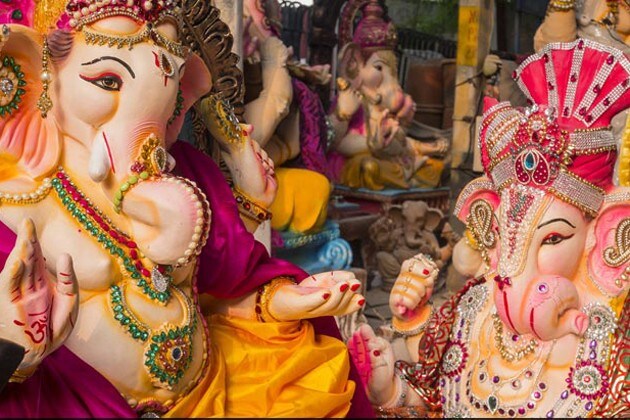 শাস্ত্রে রয়েছে যে কোনও পুজোর আগেই গণেশ পুজো করতেই হবে ৷ মঙ্গলজনক কাজের শুরু হয় গণেশেরই হাত দিয়ে৷ শুক্রবার গণেশ চতুর্থী ৷ গোটা দেশে আড়ম্বর সহকারে পূজিত হবেন গণেশ ৷ কোথাও প্রায় ১০ দিন, কোথাও ৫ দিন চলবে গণেশ পূজোর উৎসব ৷ সংসারে শ্রীবৃদ্ধি আনতে, সুখ আনতে, সিদ্ধি লাভের জন্য গণেশ পুজো অত্যন্ত জরুরী ৷ শাস্ত্রে রয়েছে যে কোনও পুজোর আগেই গণেশ পুজো করতেই হবে ৷ মঙ্গলজনক কাজের শুরু হয় গণেশেরই হাত দিয়ে৷ শুক্রবার গণেশ চতুর্থী ৷ গোটা দেশে আড়ম্বর সহকারে পূজিত হবেন গণেশ ৷ কোথাও প্রায় ১০ দিন, কোথাও ৫ দিন চলবে গণেশ পূজোর উৎসব ৷ সংসারে শ্রীবৃদ্ধি আনতে, সুখ আনতে, সিদ্ধি লাভের জন্য গণেশ পুজো অত্যন্ত জরুরী ৷