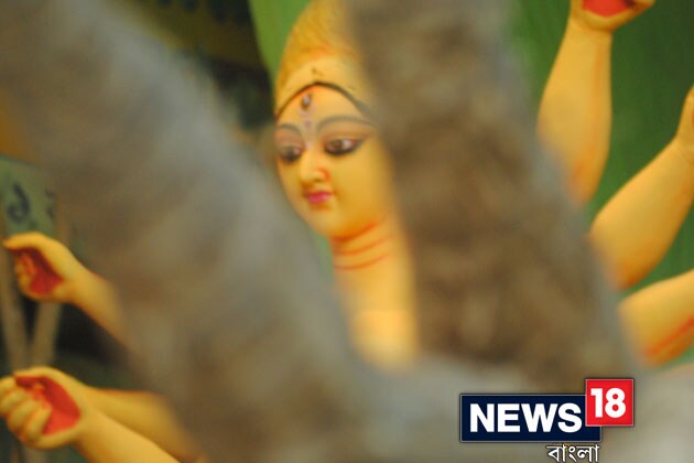 আর মাত্র কটা দিন ৷ গোটা শহর প্রস্তুত মায়ের আগমণে ৷ কুমোরটুলিতে প্রতিমার গায়ে শেষ রঙের পোঁচ ৷ গায়ের গয়নাও তৈরি মাকে সাজানো জন্য ৷ একে একে প্যান্ডেলে যাওয়ার জন্য তৈরি কুমোরটুলির প্রতিমা ৷ Photo: Kausik Sen আর মাত্র কটা দিন ৷ গোটা শহর প্রস্তুত মায়ের আগমণে ৷ কুমোরটুলিতে প্রতিমার গায়ে শেষ রঙের পোঁচ ৷ গায়ের গয়নাও তৈরি মাকে সাজানো জন্য ৷ একে একে প্যান্ডেলে যাওয়ার জন্য তৈরি কুমোরটুলির প্রতিমা ৷ Photo: Kausik Sen