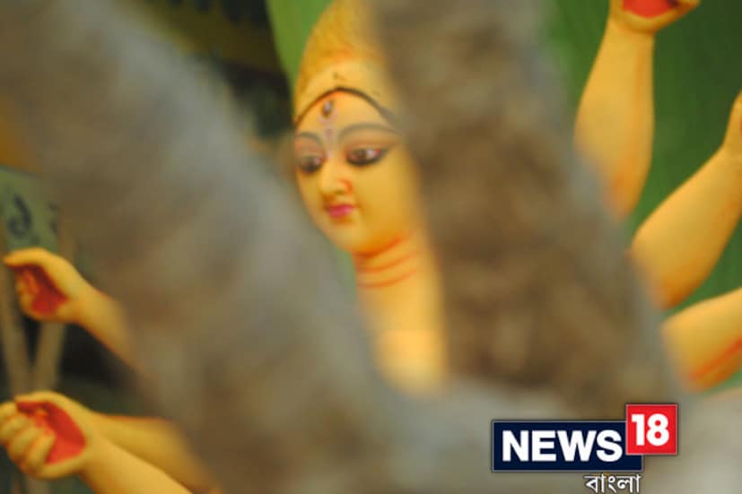 আর মাত্র কটা দিন ৷ গোটা শহর প্রস্তুত মায়ের আগমণে ৷ কুমোরটুলিতে প্রতিমার গায়ে শেষ রঙের পোঁচ ৷ গায়ের গয়নাও তৈরি মাকে সাজানো জন্য ৷ একে একে প্যান্ডেলে যাওয়ার জন্য তৈরি কুমোরটুলির প্রতিমা ৷ Photo: Kausik Sen 