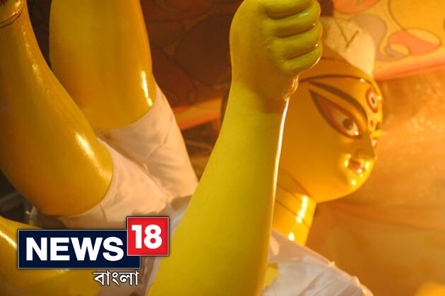 কোনটা হলুন, কোনটা সাদা ৷ কোনও প্রতিমায় আবার সাবেকি সাজ ৷ বছর যায়, বছর আসে ৷ প্রত্যেক বছরই প্রায় একইরকম ব্যস্ততা কুমোরটুলিতে ৷ রথের দিন থেকেই মাটি নিয়ে প্রতিমা তৈরি শুরু ৷ খড় বেঁধে কাঠামো ৷ আর মহালয়া আসার আগে, ধীরে ধীরে সাজিয়ে তোলা মাতৃরূপ ! Photo: kausik Sen কোনটা হলুন, কোনটা সাদা ৷ কোনও প্রতিমায় আবার সাবেকি সাজ ৷ বছর যায়, বছর আসে ৷ প্রত্যেক বছরই প্রায় একইরকম ব্যস্ততা কুমোরটুলিতে ৷ রথের দিন থেকেই মাটি নিয়ে প্রতিমা তৈরি শুরু ৷ খড় বেঁধে কাঠামো ৷ আর মহালয়া আসার আগে, ধীরে ধীরে সাজিয়ে তোলা মাতৃরূপ ! Photo: kausik Sen