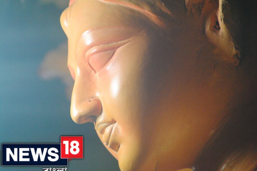 আর মাত্র কটা দিন ৷ গোটা শহর প্রস্তুত মায়ের আগমণে ৷ কুমোরটুলিতে প্রতিমার গায়ে শেষ রঙের পোঁচ ৷ গায়ের গয়নাও তৈরি মাকে সাজানো জন্য ৷ একে একে প্যান্ডেলে যাওয়ার জন্য তৈরি কুমোরটুলির প্রতিমা ৷ Photo: kausik Sen 