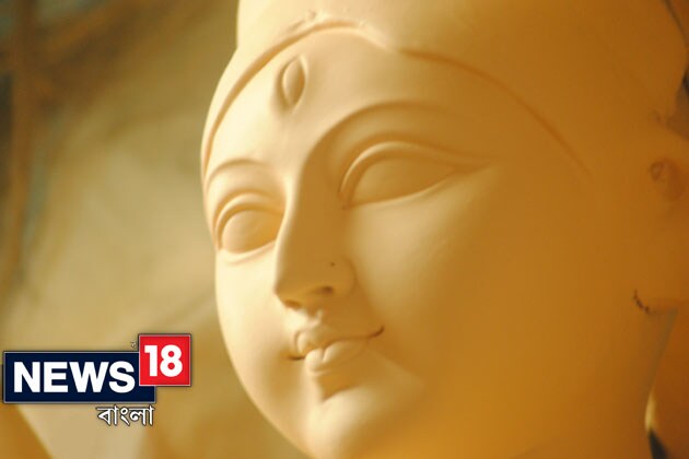 আর মাত্র কটা দিন ৷ গোটা শহর প্রস্তুত মায়ের আগমণে ৷ কুমোরটুলিতে প্রতিমার গায়ে শেষ রঙের পোঁচ ৷ গায়ের গয়নাও তৈরি মাকে সাজানো জন্য ৷ একে একে প্যান্ডেলে যাওয়ার জন্য তৈরি কুমোরটুলির প্রতিমা ৷Photo : Kausik Sen আর মাত্র কটা দিন ৷ গোটা শহর প্রস্তুত মায়ের আগমণে ৷ কুমোরটুলিতে প্রতিমার গায়ে শেষ রঙের পোঁচ ৷ গায়ের গয়নাও তৈরি মাকে সাজানো জন্য ৷ একে একে প্যান্ডেলে যাওয়ার জন্য তৈরি কুমোরটুলির প্রতিমা ৷Photo : Kausik Sen