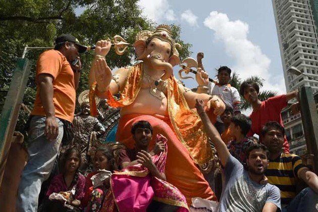 সনাতন ধর্মালম্বীদের আরাধ্য গণেশের জন্ম থেকে শুরু করে তাঁর প্রথম পুজো হওয়া পর্যন্ত এমন বহু ঘটনা রয়েছে, যা আমাদের অনেকের অজানা। অনেকে ডাকেন গণপতি নামে, অনেকে ডাকেন গণেশ, অনেকে ডাকেন বিনায়ক নামেই ৷ সনাতন ধর্মালম্বীদের আরাধ্য গণেশের জন্ম থেকে শুরু করে তাঁর প্রথম পুজো হওয়া পর্যন্ত এমন বহু ঘটনা রয়েছে, যা আমাদের অনেকের অজানা। অনেকে ডাকেন গণপতি নামে, অনেকে ডাকেন গণেশ, অনেকে ডাকেন বিনায়ক নামেই ৷