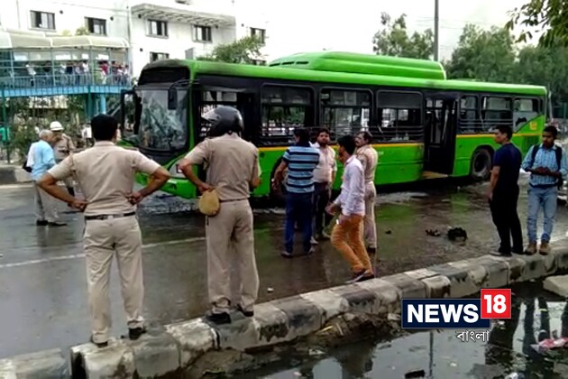 ধারালো অস্ত্র হাতে হামলা ডেরা অনুগামীরা একাধিক জায়গায় ভাঙচুর চালিয়ে আগুন ধরিয়ে দেয় ৷ চণ্ডীগড়ে একটি সিনেমা হল, শপিং মলে ভাঙচুরের পর আগুন ধরিয়ে দেওয়া হয় ৷ দিল্লিতেও সাতটি জায়গা থেকে অশান্তির খবর পাওয়া গিয়েছে ৷ আনন্দ বিহার স্টেশনে ট্রেনে আগুন ধরিয়ে দেয় রাম রহিমের অনুগামীরা ৷ ধারালো অস্ত্র হাতে হামলা ডেরা অনুগামীরা একাধিক জায়গায় ভাঙচুর চালিয়ে আগুন ধরিয়ে দেয় ৷ চণ্ডীগড়ে একটি সিনেমা হল, শপিং মলে ভাঙচুরের পর আগুন ধরিয়ে দেওয়া হয় ৷ দিল্লিতেও সাতটি জায়গা থেকে অশান্তির খবর পাওয়া গিয়েছে ৷ আনন্দ বিহার স্টেশনে ট্রেনে আগুন ধরিয়ে দেয় রাম রহিমের অনুগামীরা ৷