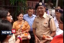 লকেটের রাখি পরলেন না পুলিশ