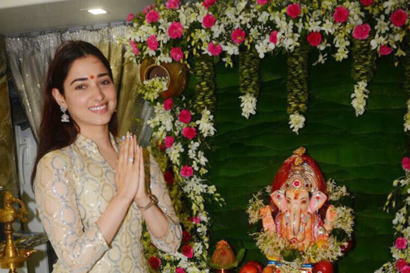 সকাল থেকেই গণেশ পুজোয় মেতে উঠলেন তামান্না ৷ Photo: PTI