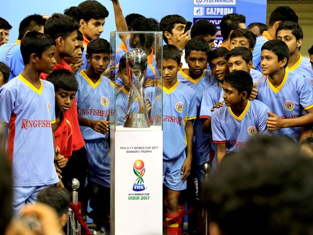 কলকাতায় এসে গেল ফিফা অনূর্ধ্ব-১৭ বিশ্বকাপের ট্রফি ৷ ক্ষুদিরাম অনুশীলন কেন্দ্রে ট্রফি দেখতে ভিড় জমিয়েছে উৎসাহী কচিকাঁচারা ৷ Photo: PTI কলকাতায় এসে গেল ফিফা অনূর্ধ্ব-১৭ বিশ্বকাপের ট্রফি ৷ ক্ষুদিরাম অনুশীলন কেন্দ্রে ট্রফি দেখতে ভিড় জমিয়েছে উৎসাহী কচিকাঁচারা ৷ Photo: PTI