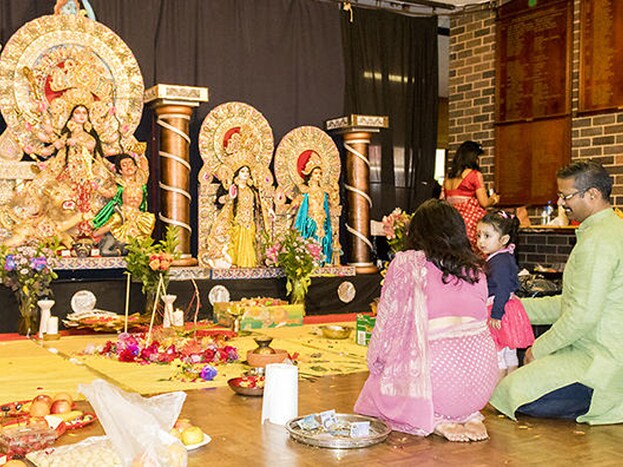 ২০০০ জনেরও বেশি মানুষ যোগ দেন সিডনির এই দুর্গাপুজোয় ৷ BNSW-র প্রেসিডেন্ট ববি মল্লিক জানান, ‘‘ পুজো হল এমন একটা উৎসব ৷ যা আমি একা কখনই আয়োজন করি না ৷ আমি প্রেসিডেন্ট হলেও কমিটির সবাই মিলেই এখানে ধুমধাম করে পুজো আয়োজন করে থাকি আমরা ৷ ডিস্ট্রিবিউশন টিম, সাজসজ্জার দল সবই রয়েছে এখানে ৷ প্রত্যেকেই দায়িত্ব নিয়ে দুর্গা পুজো আয়োজন করে এখানে ৷ Photo: Debadatta Paul ২০০০ জনেরও বেশি মানুষ যোগ দেন সিডনির এই দুর্গাপুজোয় ৷ BNSW-র প্রেসিডেন্ট ববি মল্লিক জানান, ‘‘ পুজো হল এমন একটা উৎসব ৷ যা আমি একা কখনই আয়োজন করি না ৷ আমি প্রেসিডেন্ট হলেও কমিটির সবাই মিলেই এখানে ধুমধাম করে পুজো আয়োজন করে থাকি আমরা ৷ ডিস্ট্রিবিউশন টিম, সাজসজ্জার দল সবই রয়েছে এখানে ৷ প্রত্যেকেই দায়িত্ব নিয়ে দুর্গা পুজো আয়োজন করে এখানে ৷ Photo: Debadatta Paul