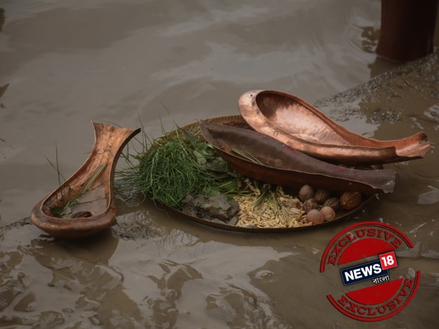 সূর্য কন্যারাশিতে। তার মানেই দেবীপক্ষের সূচনা। আর সেই সকালে কলকাতাসহ গোটা পশ্চিমবঙ্গ মহালয়ায় তর্পণে গঙ্গার ঘাটে ভিড় করলেন মানুষ। পুর্বপুরুষকে স্মরণের মধ্যে দিয়েই দুর্গাপুজোকে বরণ করেন উৎসবপ্রিয় বাঙালি। আলো না ফুটতেই ঘুম ভাঙা। বছরের এই একটা দিন। তারপর আকাশবাণীতে জলদগম্ভীর গলায় বীরেন্দ্রকৃষ্ণ ভদ্রের চণ্ডীপাঠ। ছবি: অর্যমা দাস Photo Taken by Aryama Das সূর্য কন্যারাশিতে। তার মানেই দেবীপক্ষের সূচনা। আর সেই সকালে কলকাতাসহ গোটা পশ্চিমবঙ্গ মহালয়ায় তর্পণে গঙ্গার ঘাটে ভিড় করলেন মানুষ। পুর্বপুরুষকে স্মরণের মধ্যে দিয়েই দুর্গাপুজোকে বরণ করেন উৎসবপ্রিয় বাঙালি। আলো না ফুটতেই ঘুম ভাঙা। বছরের এই একটা দিন। তারপর আকাশবাণীতে জলদগম্ভীর গলায় বীরেন্দ্রকৃষ্ণ ভদ্রের চণ্ডীপাঠ। ছবি: অর্যমা দাস Photo Taken by Aryama Das