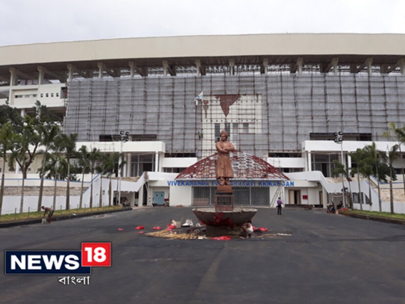 বাঁ প্রান্তের দুটো ড্রেসিংরুমকে বিশ্বমানের বানিয়ে ফেলা হয়েছিল তিন বছর আগেই। সৌজন্যে আইএসএল। নতুন করে তৈরি হয়েছে মাঠে ঢোকার টানেল। পাল্টে গিয়েছে মাঠও। আর্টিফিশিয়াল টার্ফ তুলে লাগানো হয়েছে নতুন বারমুডা ঘাস। আনা হয়েছে সেই মার্কিন মুলুক থেকে। বিশ্বকাপ ঘাসের মাঠেই খেলা হবে। ১৯৮৪ থেকে ২০১১ পর্যন্ত ঘাসেরই মাঠ ছিল যুবভারতীতে। ২০১১তে এখানে টার্ফ বসানো হয়। ২০১৫-য় বিশ্বকাপের কথা মাথায় রেখেই সেই টার্ফ তুলে আবার ঘাসের মাঠ করা হয়। Photo: Siddhartha Sarkar 