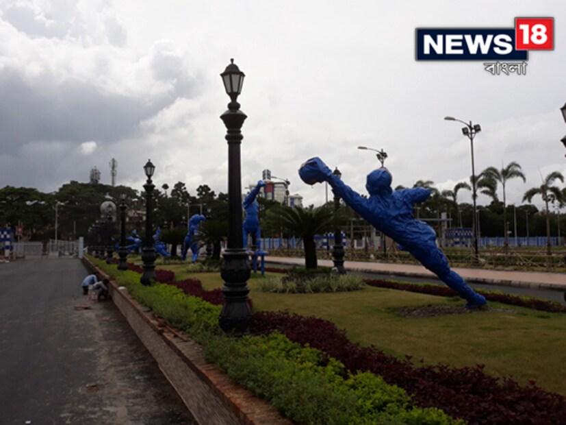 যুবভারতীর পাশে দুটি প্র্যাকটিস মাঠ তৈরি হয়েছে ৷ স্টেডিয়ামের মোট দর্শকাসন এখন ৮৪ হাজার ৷ তৈরি হয়েছে হেলিপ্যাডও ৷ আগের প্রেসবক্স ভেঙে সম্পূ্র্ণ নতুনভাবে তৈরি হয়েছে ২৪০ আসনের প্রেসবক্স ৷ তৈরি হয়েছে নতুন অ্যাথলেটিক্স ট্র্যাকও ৷ স্টেডিয়ামের মোট ৮টি গেট দিয়ে দর্শকদের ঢুকতে যাতে কোনওরকম সমস্যা না হয় এবং স্টেডিয়ামের ভিতরেও দর্শক স্বাচ্ছন্দ্যের জন্য নানারকম ব্যবস্থা নেওয়া হয়েছে ৷ Photo: Siddhartha Sarkar