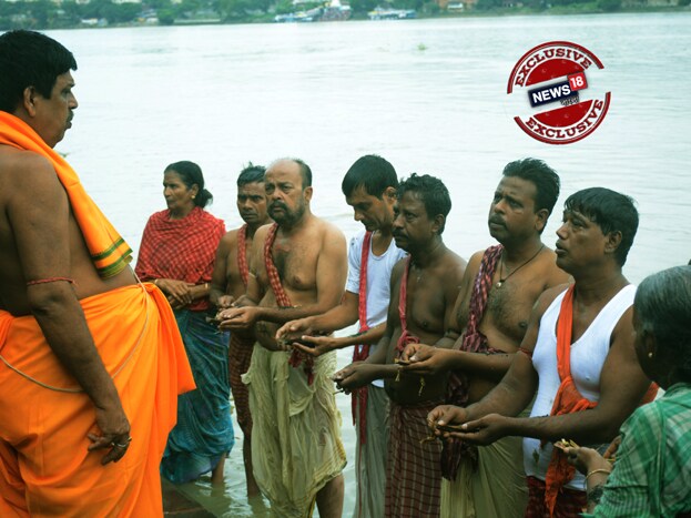 দিনটা বিশেষ। সমস্ত বাঙালির কাছে। দিনটা একদিকে কষ্টের। অন্য দিকে আনন্দের। মহা আলয়ের সন্ধানে বর্তমান প্রজন্ম। দিনটা সেই কারণেই হয়তো মহালয়া নামেই পরিচিত। সকাল হতেই পিতৃপুরুষের তর্পণে ভিড় গঙ্গার ঘাটে ঘাটে। Photo Taken by Aryama Das দিনটা বিশেষ। সমস্ত বাঙালির কাছে। দিনটা একদিকে কষ্টের। অন্য দিকে আনন্দের। মহা আলয়ের সন্ধানে বর্তমান প্রজন্ম। দিনটা সেই কারণেই হয়তো মহালয়া নামেই পরিচিত। সকাল হতেই পিতৃপুরুষের তর্পণে ভিড় গঙ্গার ঘাটে ঘাটে। Photo Taken by Aryama Das