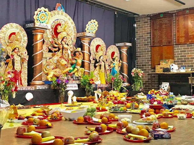 দুর্গাপুজোর পাঁচটা দিন জমিয়ে আনন্দ করার জন্য তৈরি প্রত্যেক বাঙালিই ৷ শুধু কি দেশে , বিদেশেও জমজমাট বাঙালির আনন্দ উৎসব ৷ বাংলা নিউ সাউথ ওয়েলস অস্ট্রেলিয়ায় সবচেয়ে পুরোনো ভারতীয় অ্যাসোসিয়েশন ৷ ১৯৭৫ সালে এটি স্থাপিত হয় ৷ ওই বছরেই সেখানে শুরু হয় দুর্গা পুজো ৷ এখন দুর্গাপুজোই সেখানকার ভারতীয় উৎসবগুলির মধ্য অন্যতম বড় উৎসব ৷ Photo Courtesy: Debadatta Paul দুর্গাপুজোর পাঁচটা দিন জমিয়ে আনন্দ করার জন্য তৈরি প্রত্যেক বাঙালিই ৷ শুধু কি দেশে , বিদেশেও জমজমাট বাঙালির আনন্দ উৎসব ৷ বাংলা নিউ সাউথ ওয়েলস অস্ট্রেলিয়ায় সবচেয়ে পুরোনো ভারতীয় অ্যাসোসিয়েশন ৷ ১৯৭৫ সালে এটি স্থাপিত হয় ৷ ওই বছরেই সেখানে শুরু হয় দুর্গা পুজো ৷ এখন দুর্গাপুজোই সেখানকার ভারতীয় উৎসবগুলির মধ্য অন্যতম বড় উৎসব ৷ Photo Courtesy: Debadatta Paul