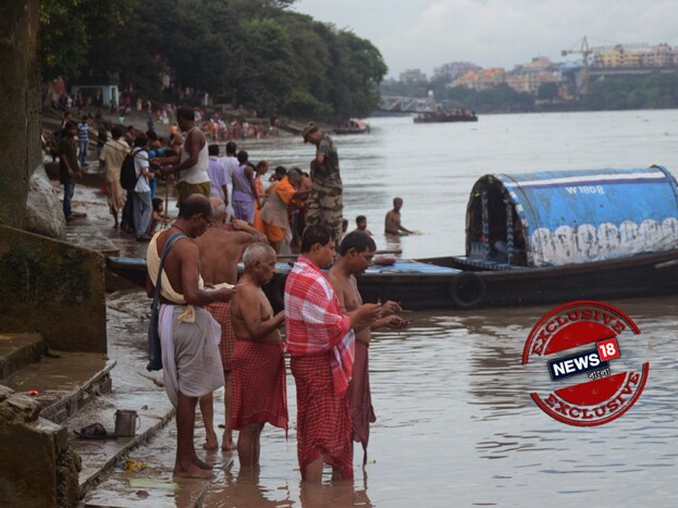 তর্পন। যার মাধ্যমেই মৃত পূর্বপুরুষের স্মরণ করা। সমস্ত জন জাতিতেই এই ইতিহাস প্রাচীন। শাস্ত্রমতে বলা হয়, পূর্বপুরুষদের আত্মার শান্তি কামনা করাই তর্পনের মূল উদ্দেশ্য। Photo Taken by Aryama Das তর্পন। যার মাধ্যমেই মৃত পূর্বপুরুষের স্মরণ করা। সমস্ত জন জাতিতেই এই ইতিহাস প্রাচীন। শাস্ত্রমতে বলা হয়, পূর্বপুরুষদের আত্মার শান্তি কামনা করাই তর্পনের মূল উদ্দেশ্য। Photo Taken by Aryama Das