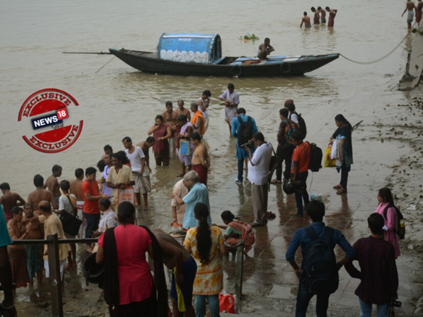 অনেক জায়গায় এইদিনেই দীর্ঘদিনের প্রথা মেনে প্রতিমার চক্ষুদান করেন প্রতিমা শিল্পীরা। এক পূণ্য দিনের সাক্ষী হিসেবে। Photo Taken by Aryama Das