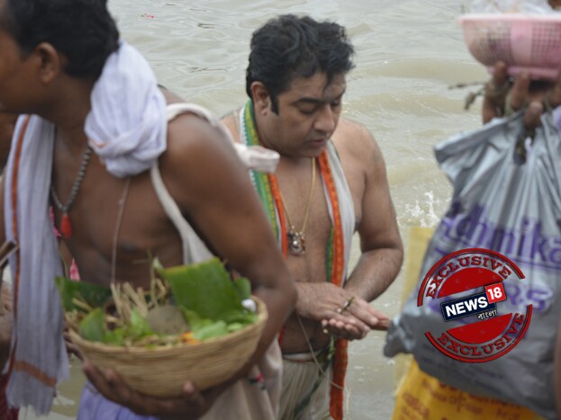 শাস্ত্রমতে, হিমালয়ের কৈলাশ থেকে সুদূর পথ পাড়ি দিয়ে প্রতিবছর দুর্গা দেবী আসেন সমতল ভূমির এই বাংলায়। সঙ্গে নিয়ে আসেন গণেশ, কার্তিক, লক্ষ্মী আর সরস্বতীকে। প্রতিবছরের শরৎকালে দেবী দুর্গার এই আগমন হয় নিজ ভূমিতে। Photo Taken by Rituparna Dutta শাস্ত্রমতে, হিমালয়ের কৈলাশ থেকে সুদূর পথ পাড়ি দিয়ে প্রতিবছর দুর্গা দেবী আসেন সমতল ভূমির এই বাংলায়। সঙ্গে নিয়ে আসেন গণেশ, কার্তিক, লক্ষ্মী আর সরস্বতীকে। প্রতিবছরের শরৎকালে দেবী দুর্গার এই আগমন হয় নিজ ভূমিতে। Photo Taken by Rituparna Dutta