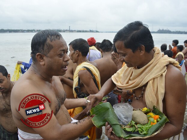 বিশুদ্ধ পঞ্জিকামতে, এবার দুর্গা দেবী আসছেন ‘নৌকা’-এ চড়ে। গমন করবেন অশ্বে । ফল-ছত্রভঙ্গস্তুরঙ্গমে। হিন্দু শাস্ত্রমতে দেবী দুর্গার আবাহনই মহালয়া হিসেবে পরিচিত। মহালয়া দুর্গোৎসবের একটি গুরুত্বপূর্ণ অংশ। ষষ্ঠী পূজার মাধ্যমে শারদীয় দুর্গোৎসবের আনুষ্ঠানিকতা শুরু হলেও মূলত আজ থেকেই পূজারীরা দুর্গা মায়ের আগমন ধ্বনি শুনতে পাবেন। Photo Taken by Rituparna Dutta বিশুদ্ধ পঞ্জিকামতে, এবার দুর্গা দেবী আসছেন ‘নৌকা’-এ চড়ে। গমন করবেন অশ্বে । ফল-ছত্রভঙ্গস্তুরঙ্গমে। হিন্দু শাস্ত্রমতে দেবী দুর্গার আবাহনই মহালয়া হিসেবে পরিচিত। মহালয়া দুর্গোৎসবের একটি গুরুত্বপূর্ণ অংশ। ষষ্ঠী পূজার মাধ্যমে শারদীয় দুর্গোৎসবের আনুষ্ঠানিকতা শুরু হলেও মূলত আজ থেকেই পূজারীরা দুর্গা মায়ের আগমন ধ্বনি শুনতে পাবেন। Photo Taken by Rituparna Dutta