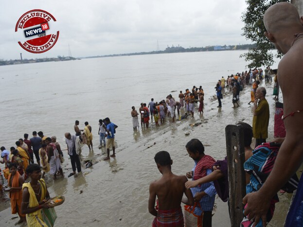 এভাবেই আজ মর্ত্যলোকে, আবাহন ঘটবে দেবী দুর্গার। ভক্তদের কন্ঠে উচ্চারিত হবে ‘যা দেবী সর্বভূতেষু মাতৃরূপেন সংস্থিতা, নমস্ত্যৈ নমস্ত্যৈ নমস্ত্যৈ নমোঃ নমঃ’। Photo Taken by Rituparna Dutta এভাবেই আজ মর্ত্যলোকে, আবাহন ঘটবে দেবী দুর্গার। ভক্তদের কন্ঠে উচ্চারিত হবে ‘যা দেবী সর্বভূতেষু মাতৃরূপেন সংস্থিতা, নমস্ত্যৈ নমস্ত্যৈ নমস্ত্যৈ নমোঃ নমঃ’। Photo Taken by Rituparna Dutta