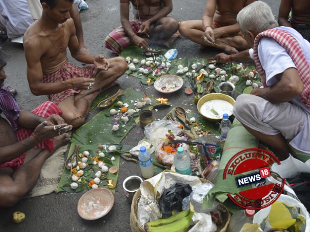 হিন্দু ধর্মমতে, মহালয়ার দিনে দেব-দেবীকুল দুর্গাপূজার জন্য নিজেদের জাগ্রত করেন। শাস্ত্রীয় বিধান মতে, মহালয়ার দু’টি পর্ব রয়েছে, একটি পিতৃপক্ষ, অন্যটি দেবীপক্ষ। অমাবস্যা তিথিতে পিতৃপক্ষের শেষ হয়, আর প্রতিপদ তিথিতে শুরু হয় দেবী পক্ষের। আজ মহালয়া দিয়ে আরম্ভ হচ্ছে সেই দেবীপক্ষ। এদিন গঙ্গাতীরে প্রার্থনা করে ভক্তরা মৃত আত্মীয়স্বজন ও পূর্বপুরুষদের আত্মার মঙ্গল কামনা করেন। Photo Taken by Rituparna Dutta হিন্দু ধর্মমতে, মহালয়ার দিনে দেব-দেবীকুল দুর্গাপূজার জন্য নিজেদের জাগ্রত করেন। শাস্ত্রীয় বিধান মতে, মহালয়ার দু’টি পর্ব রয়েছে, একটি পিতৃপক্ষ, অন্যটি দেবীপক্ষ। অমাবস্যা তিথিতে পিতৃপক্ষের শেষ হয়, আর প্রতিপদ তিথিতে শুরু হয় দেবী পক্ষের। আজ মহালয়া দিয়ে আরম্ভ হচ্ছে সেই দেবীপক্ষ। এদিন গঙ্গাতীরে প্রার্থনা করে ভক্তরা মৃত আত্মীয়স্বজন ও পূর্বপুরুষদের আত্মার মঙ্গল কামনা করেন। Photo Taken by Rituparna Dutta
